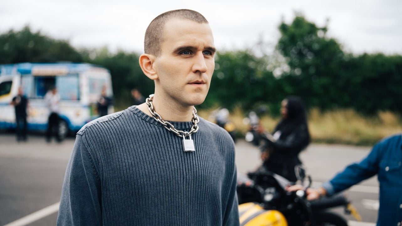 Muchos se han frustrado con el final de 'Pillion' porque cambia la novela original, pero era la única manera posible de acabar bien esta historia