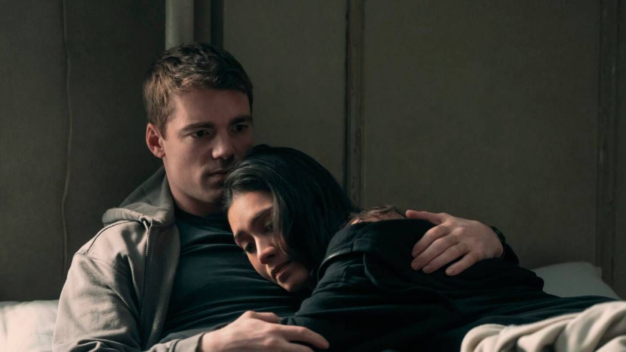 Gabriel Basso y Luciane Buchanan como Peter y Rose en 'El agente nocturno'