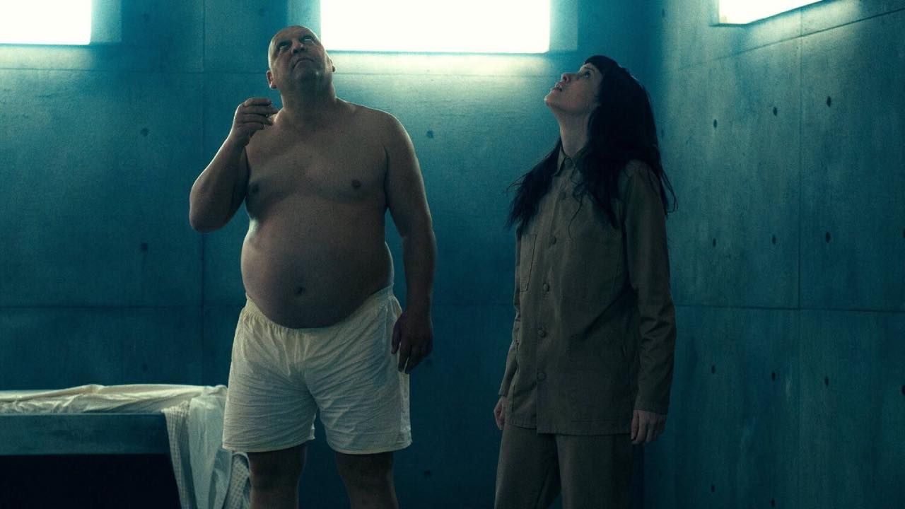 Hovik Keuchkerian y Milena Smit en 'El Hoyo 2'