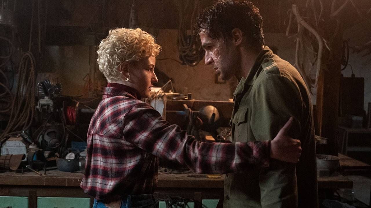 Julia Garner y Christopher Abbott en 'Hombre lobo'