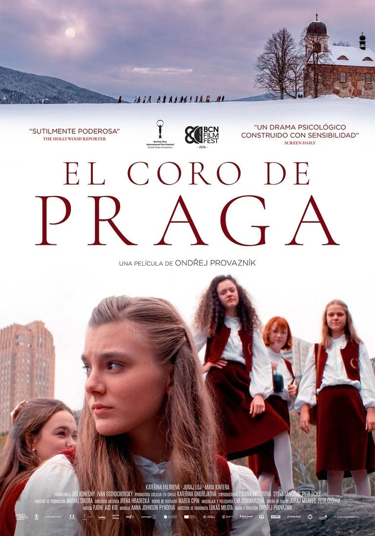 Cartel de la película El coro de Praga con una joven cantando en un coro, dirigida por Ondrej Provaznik
