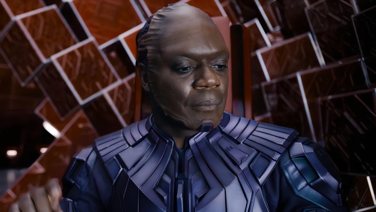 Chukwudi Iwuji como Alto Evolucionador. 