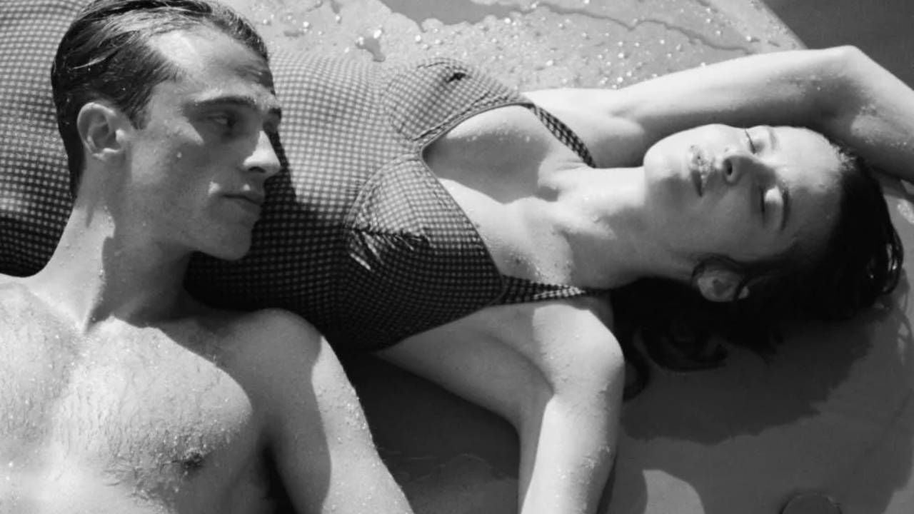 Benjamin Voisin como Meursault y Rebecca Marder como Marie en 'El extranjero'