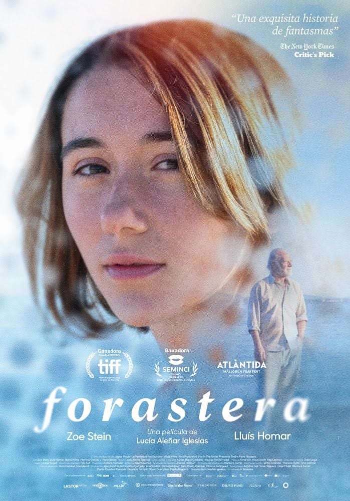 Cartel promocional de la película Forastera, con tonos misteriosos y evocadores del drama y lo fantasmagórico.