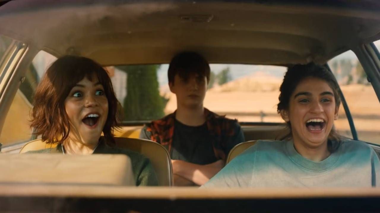 Jenna Ortega, Aran Murphy y Mia Tharia en 'Klara and the Sun'