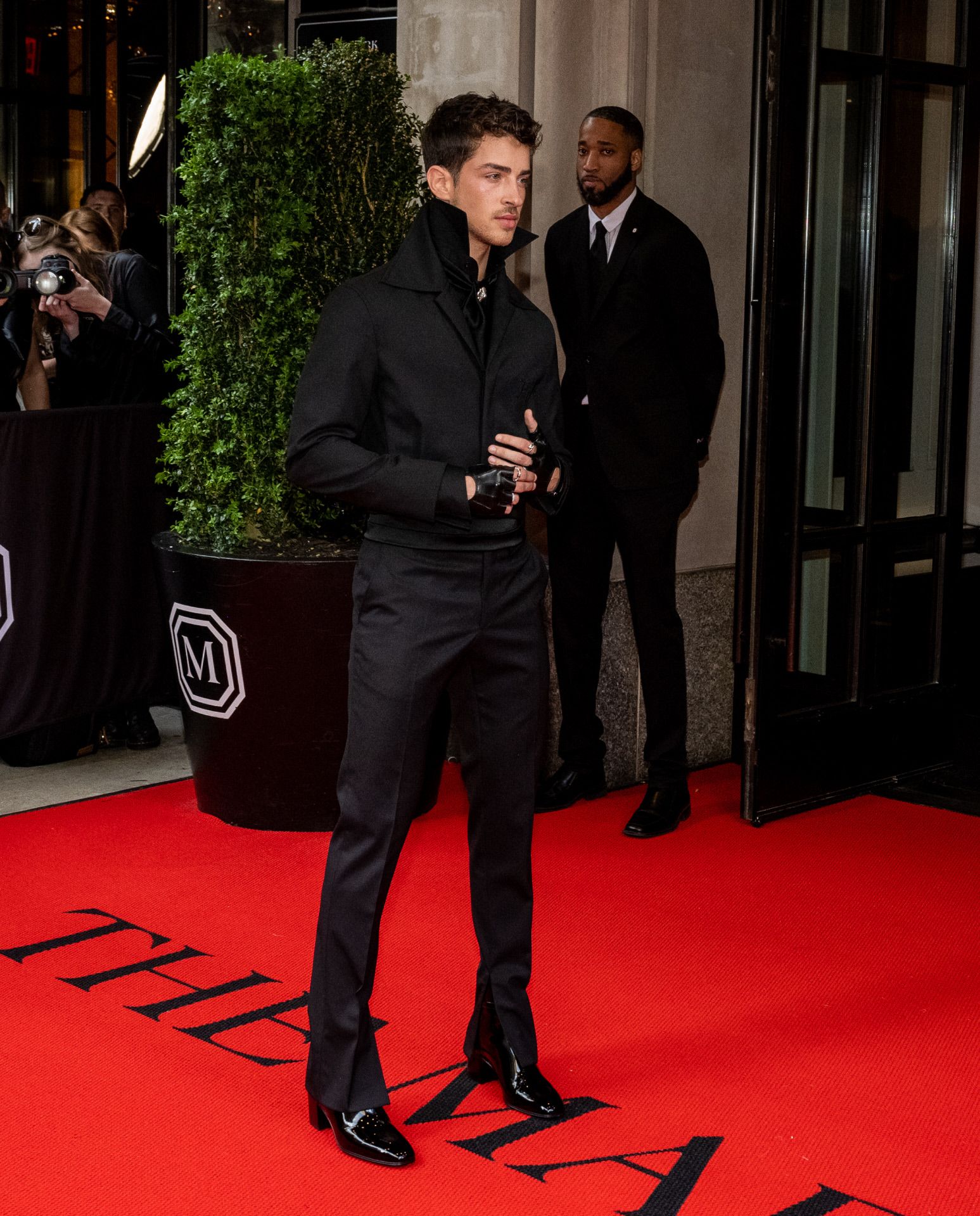 Manu Ríos en la entrada de su hotel en Nueva York justo antes de asistir a la Gala Met de este año.