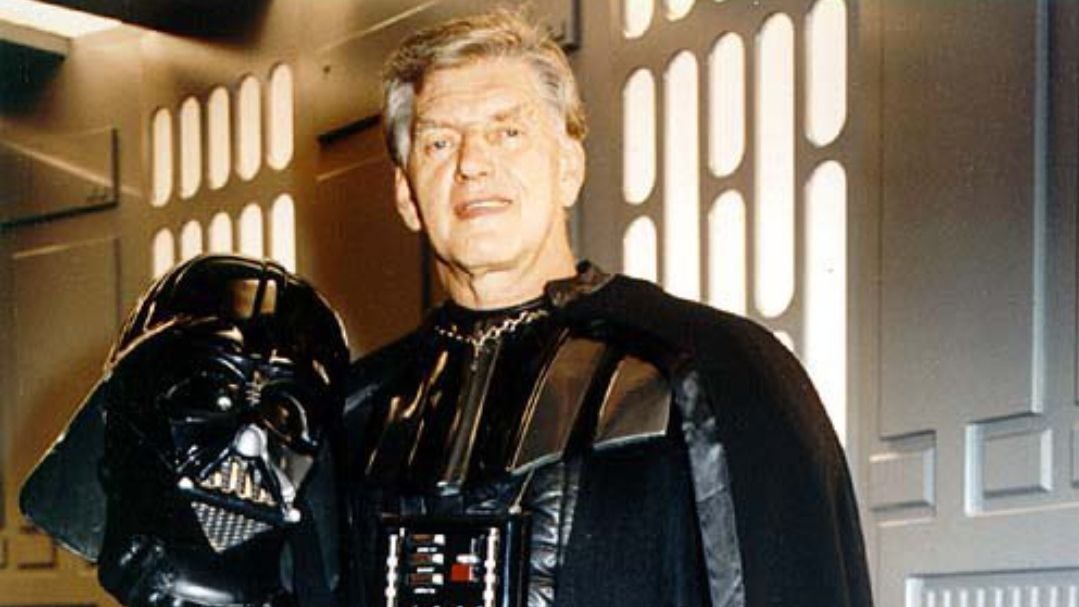 David Prowse con el casco de Darth Vader