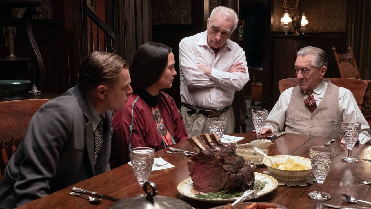 Leonardo DiCaprio, Lily Gladstone y Robert de Niro junto a Martin Scorsese en el rodaje de 'Los asesinos de la luna'