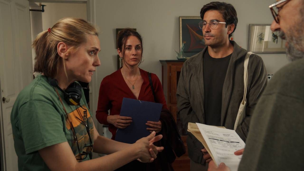 Silvia Alonso y Alejandro García en el rodaje de 'Todo por la casa' con la directora María Togores