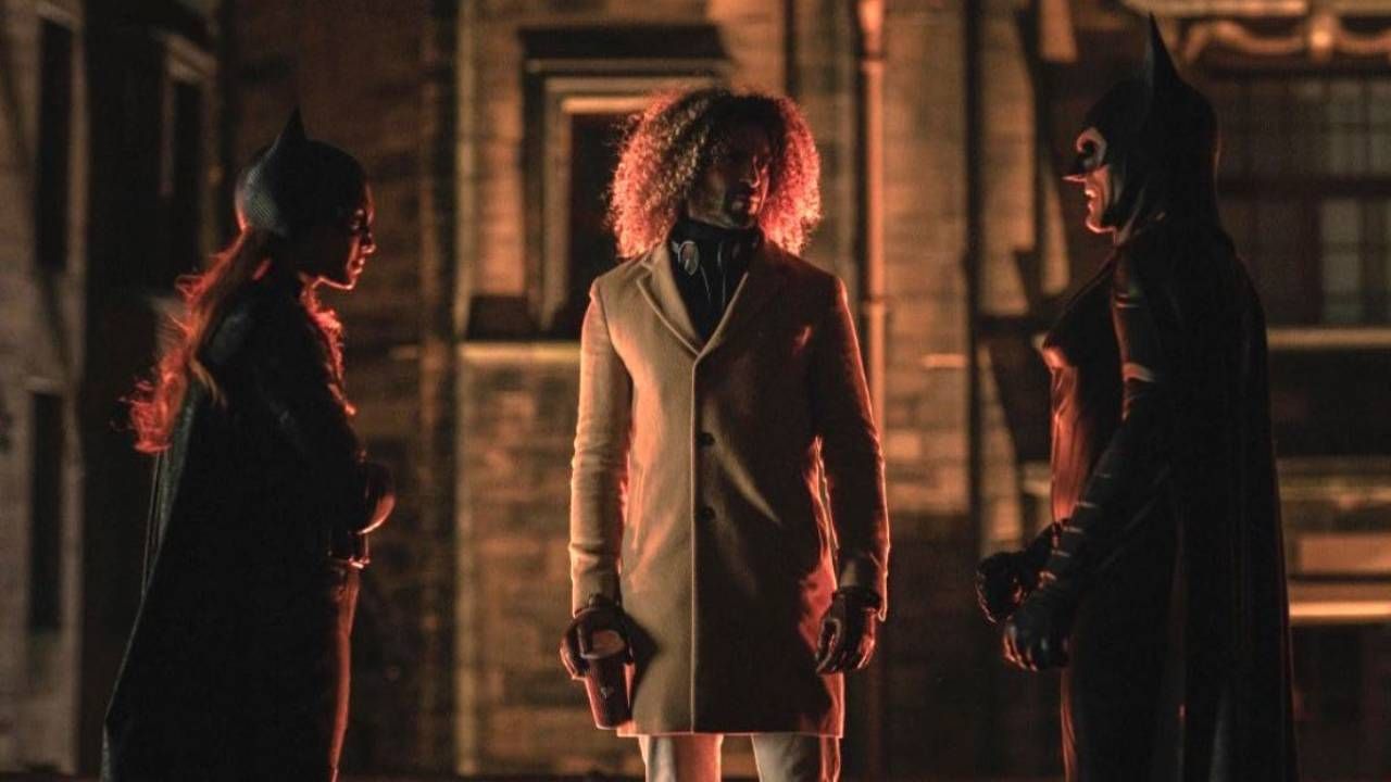 Leslie Grace y Michael Keaton como sus personajes junto a Adil El Arbi, codirector de 'Batgirl'