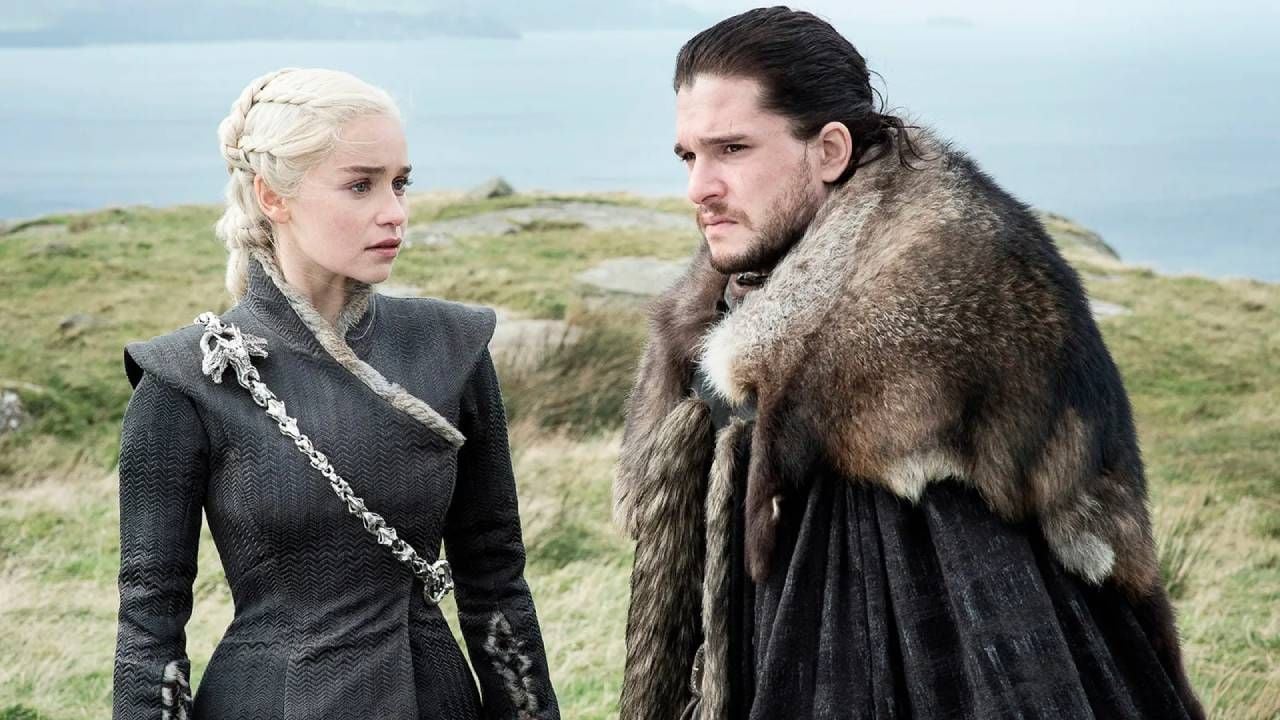 Emilia Clarke como Daenerys Targaryen y Kit Harington como Jon Nieve