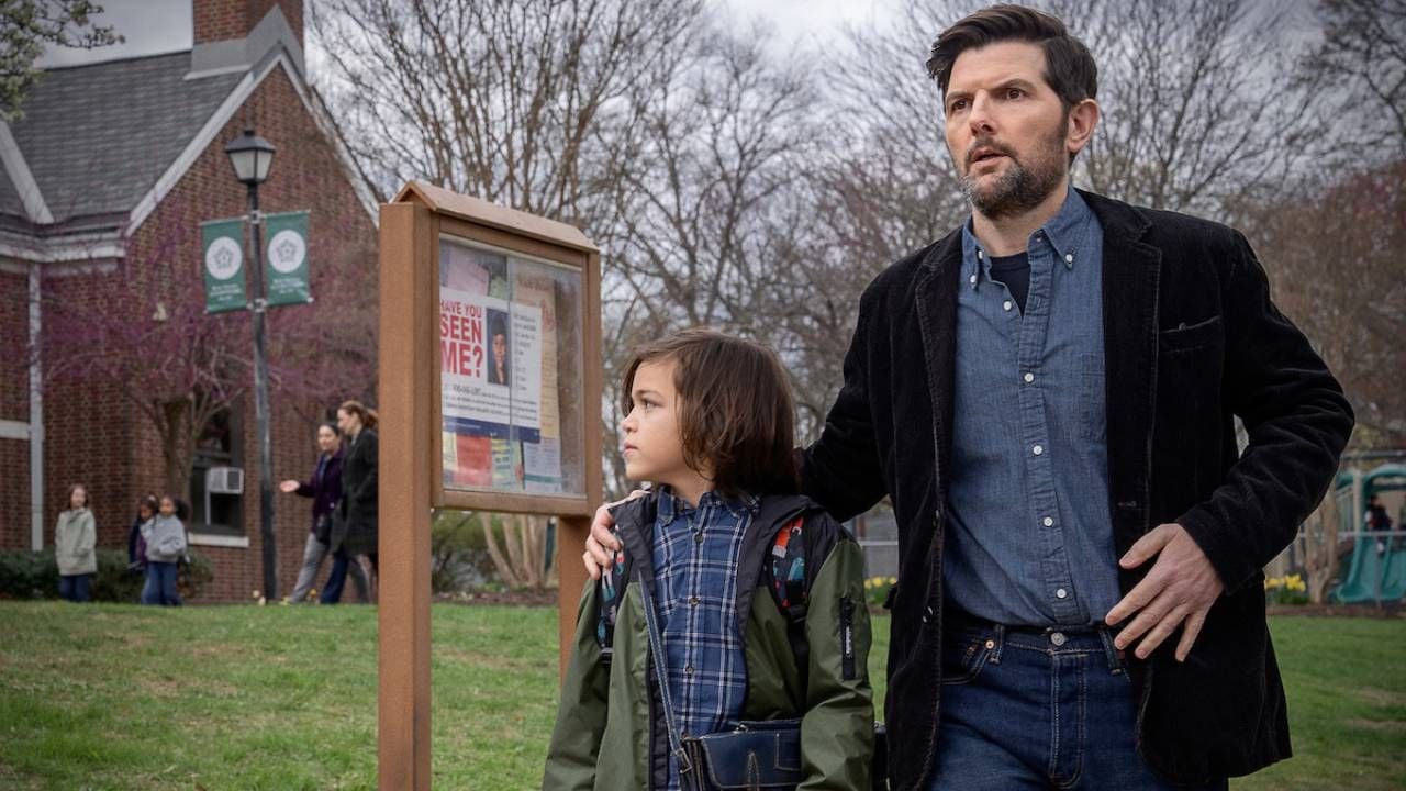 Adam Scott en 'The Whisper Man', junto al actor que hace su hijo
