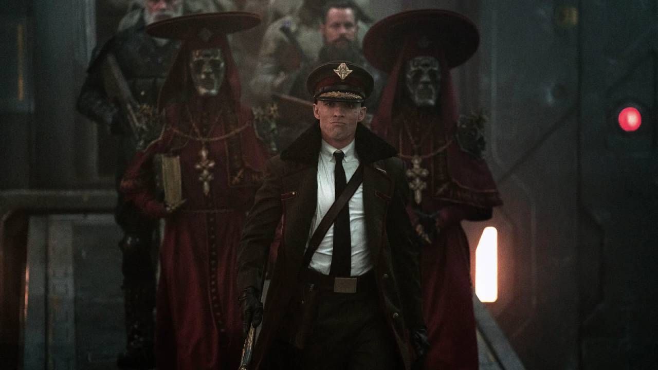 Ed Skrein como el almirante Atticus Noble. 