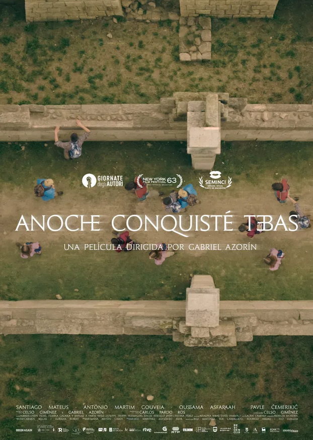 Fotograma de la película 'Anoche conquisté Tebas' con los actores Santiago Mateus y António Gouveia en unas termas romanas, mostrando expresiones serenas y mela