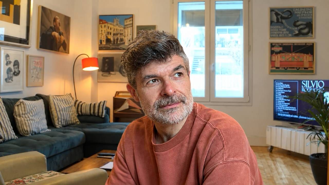 Entra en la casa del actor Nacho Guerreros: 150 m² en pleno centro de Madrid con muchos objetos de coleccionista y juguetes vintage