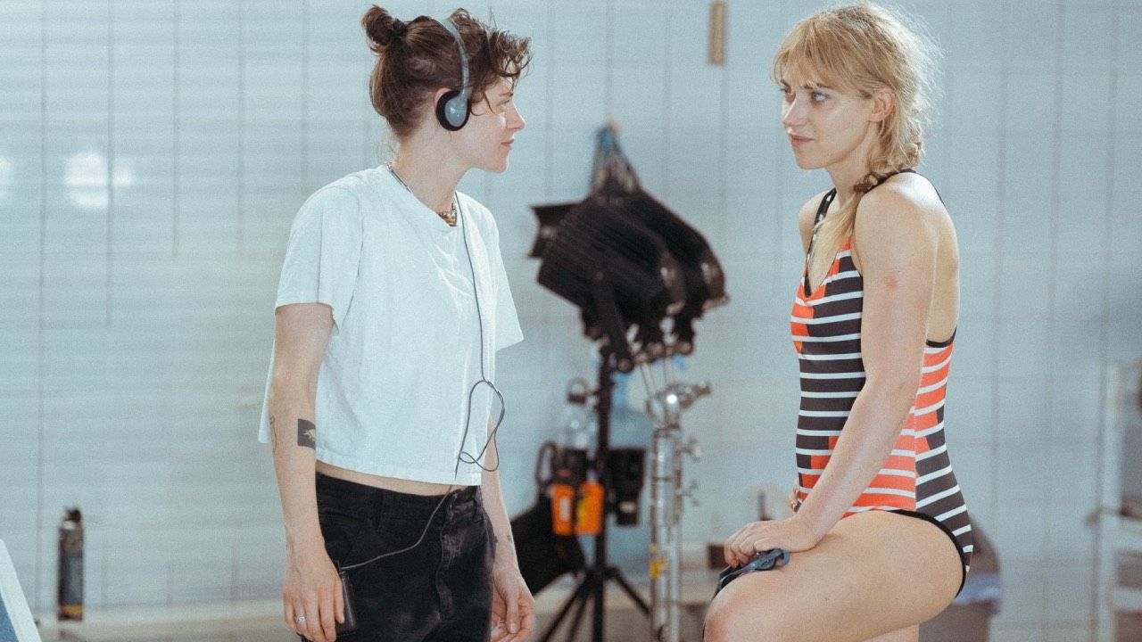 Kristen Stewart e Imogen Poots en una imagen detrás de las cámaras de 'The Chronology of Water'
