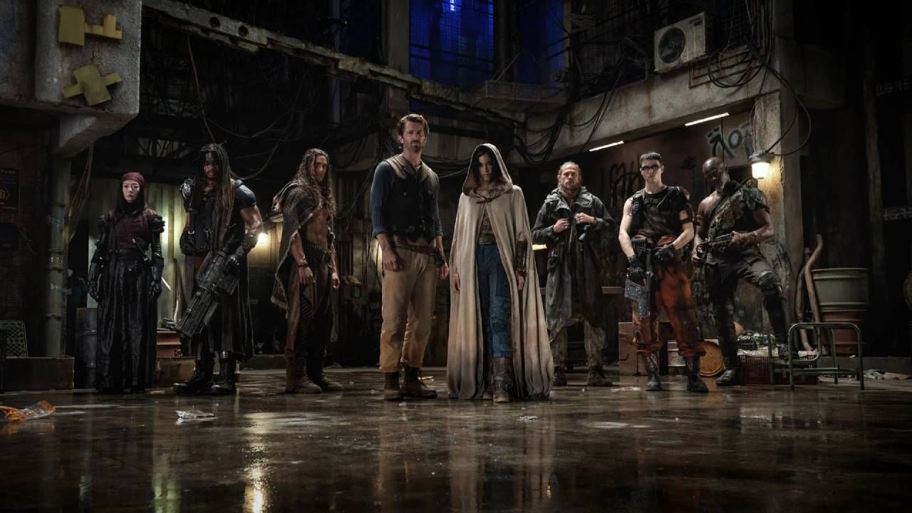 De izquierda a derecha: Bae Doona como Nemesis, Ray Fisher como Darrian Bloodaxe, Staz Nair como Tarak, Michiel Huisman como Gunnar, Sofia Boutella como Kora, Charlie Hunnam como Kai, E. Duffy como Millius y Djimon Hounsou como general Titus. 