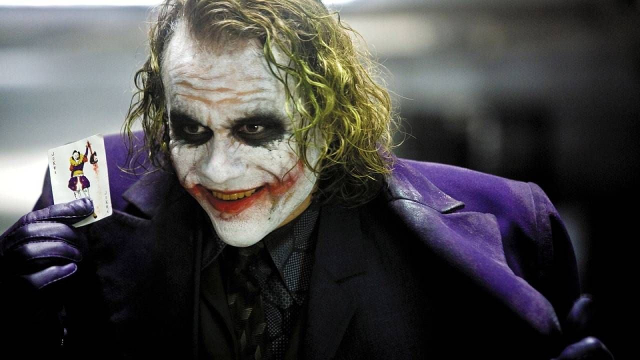 Christopher Nolan es daltónico y no pudo elegir el color de la ropa de El Joker en 'El caballero oscuro': "Apenas puedo ver los tonos de púrpura"