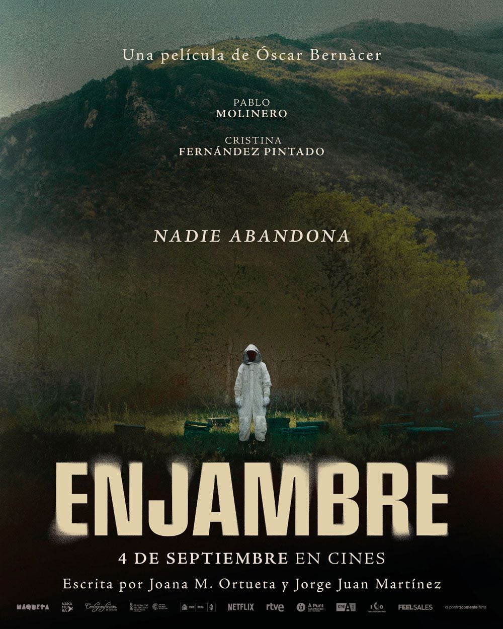 Póster de la película Enjambre, un thriller rural dirigido por Óscar Bernàcer con un ambiente tenso.