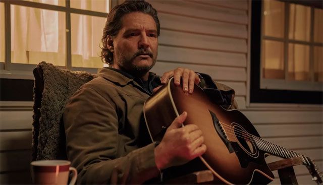 Pedro Pascal como Joel en la escena del porche de The Last of Us