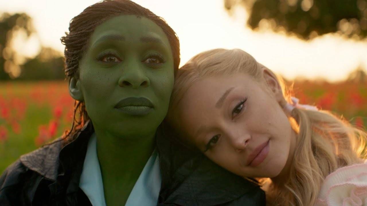 Cynthia Erivo como Elphaba y Ariana Grande como Glinda en 'Wicked'