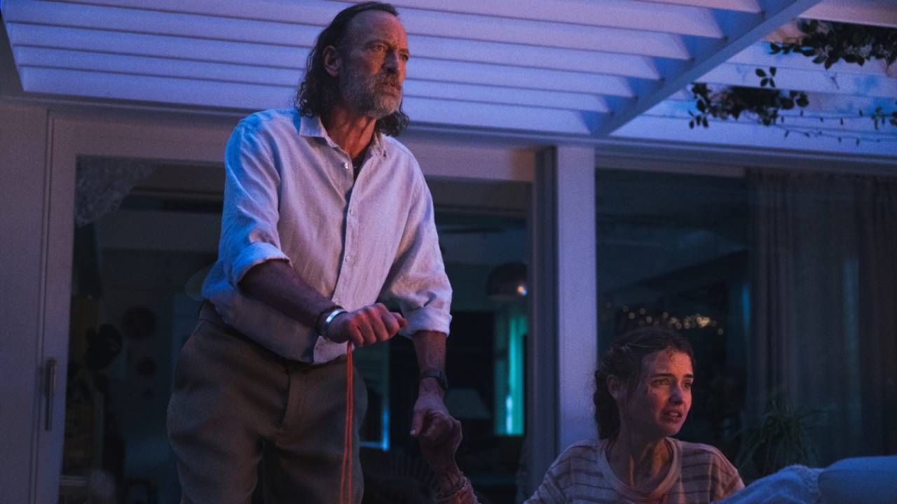 Troy Kotsur como Adam y Johnny Sequoyah como Lucy en 'Primate'