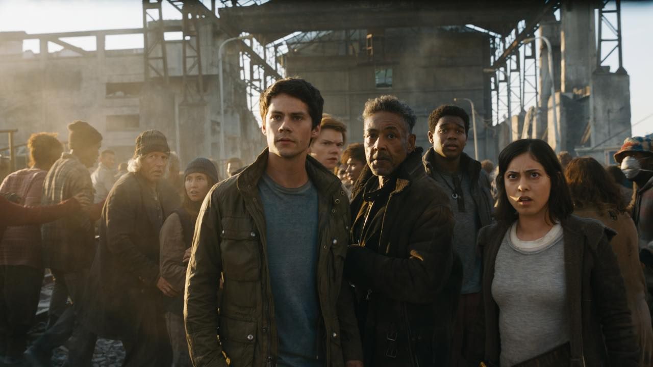 Dylan O'Brien junto a Giancarlo Esposito y Rosa Salazar en 'El corredor del laberinto: La cura mortal'