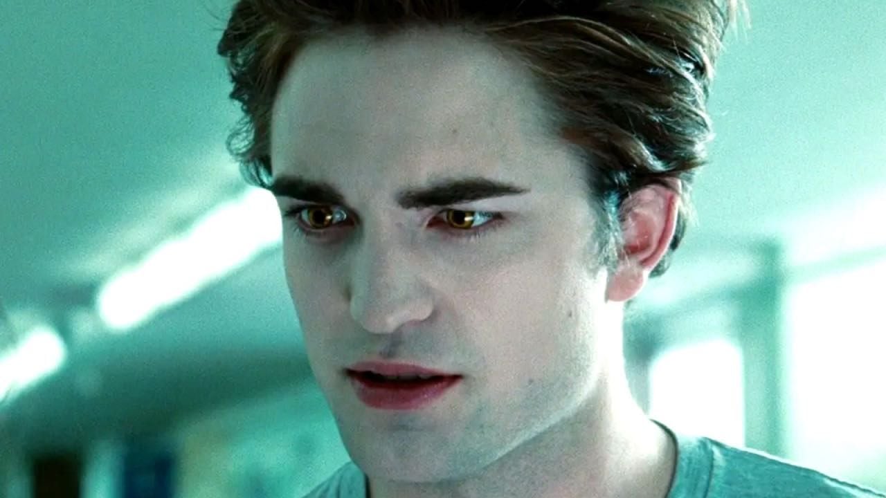 Robert Pattinson como Edward Cullen.