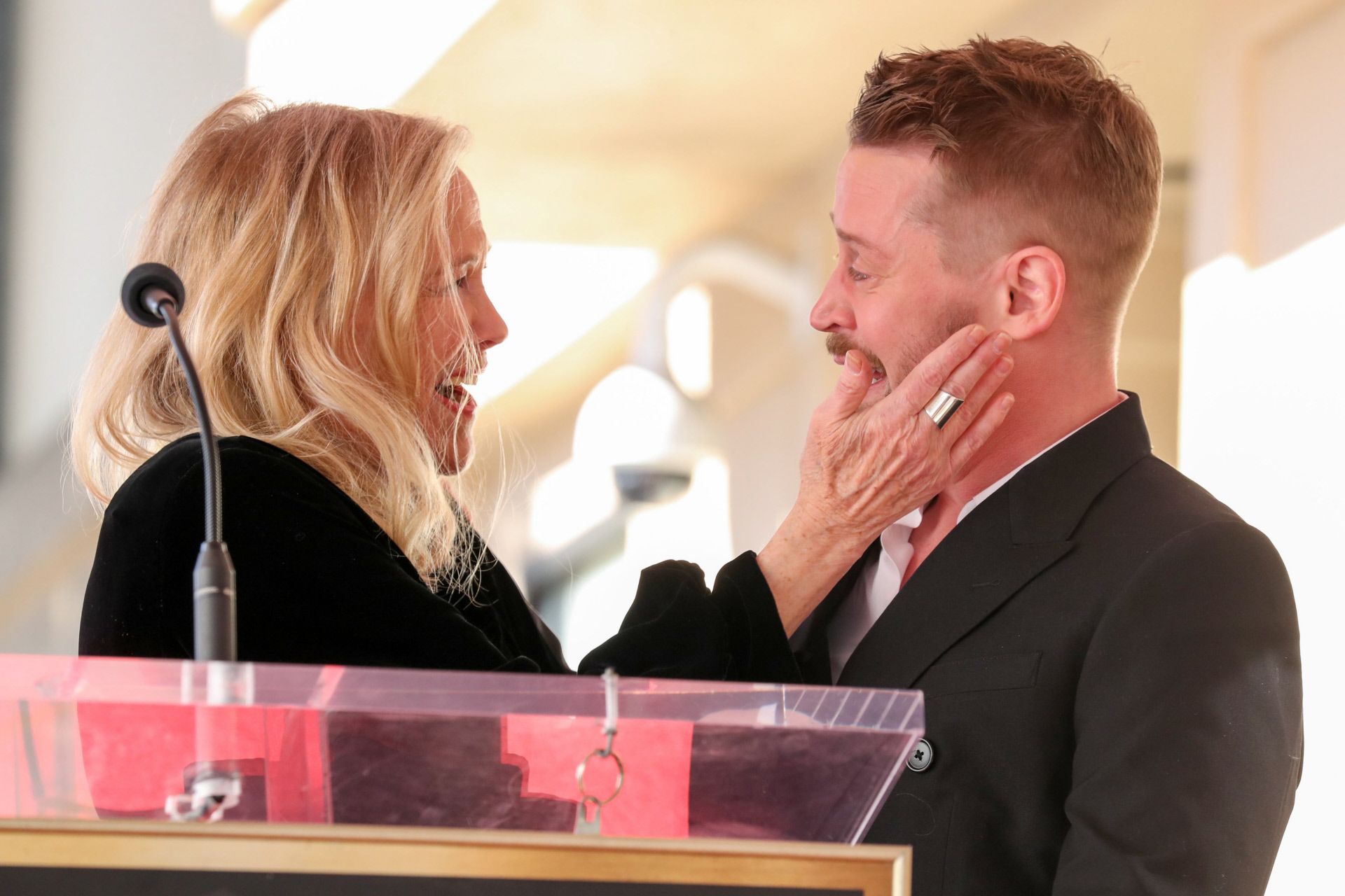 Macaulay Culkin y Catherine O'Hara en el acto en homenaje del actor.