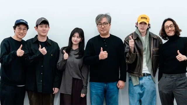 El reparto de The Dealer junto al creador de 'El juego del Calamar', Hwang Dong-hyuk 