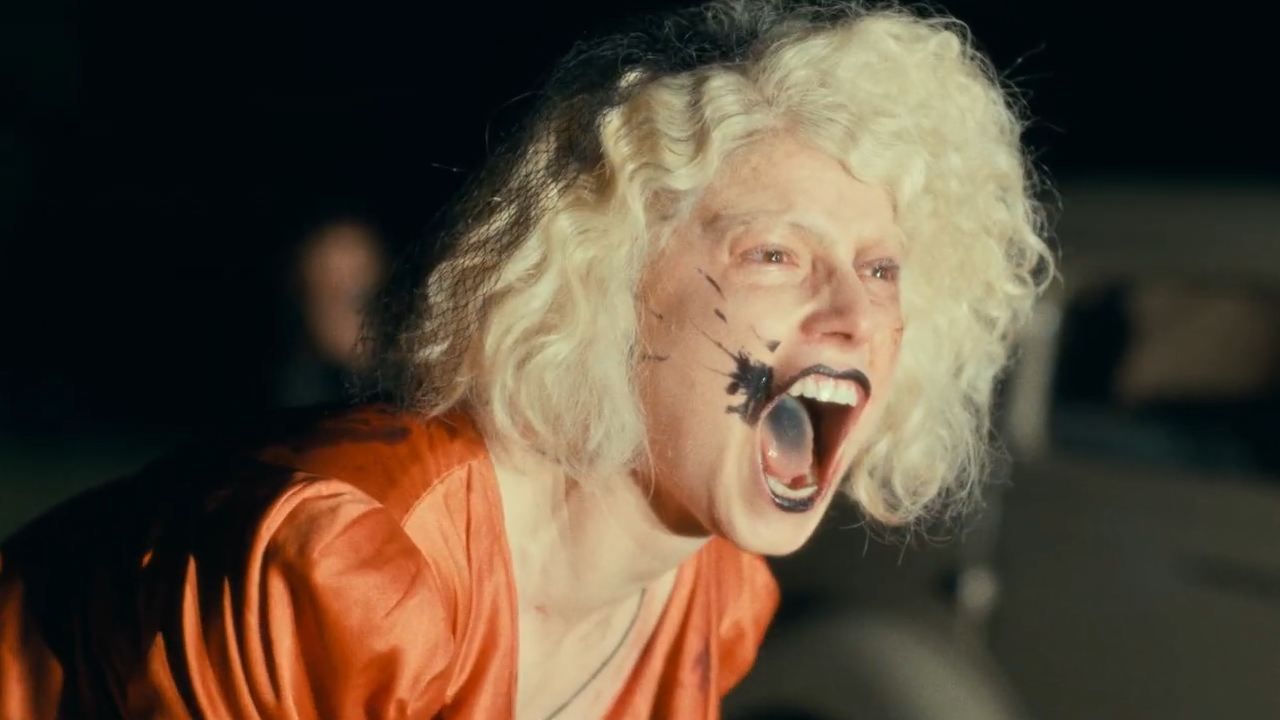 ¿Qué pasa si te resucitan de entre los muertos pero tienes tus propias necesidades?: ‘¡La novia!’ es la versión más punk del universo Frankenstein