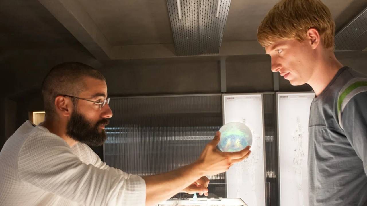 Oscar Isacc y Domhnall Gleesson en 'Ex Machina'