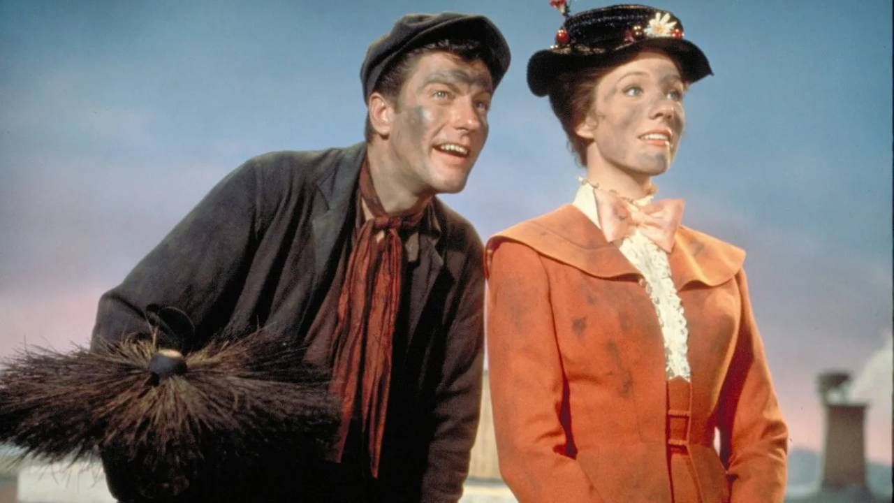 Dick Van Dyke y Julie Andrews como Bert y Mary Poppins en 'Mary Poppins'