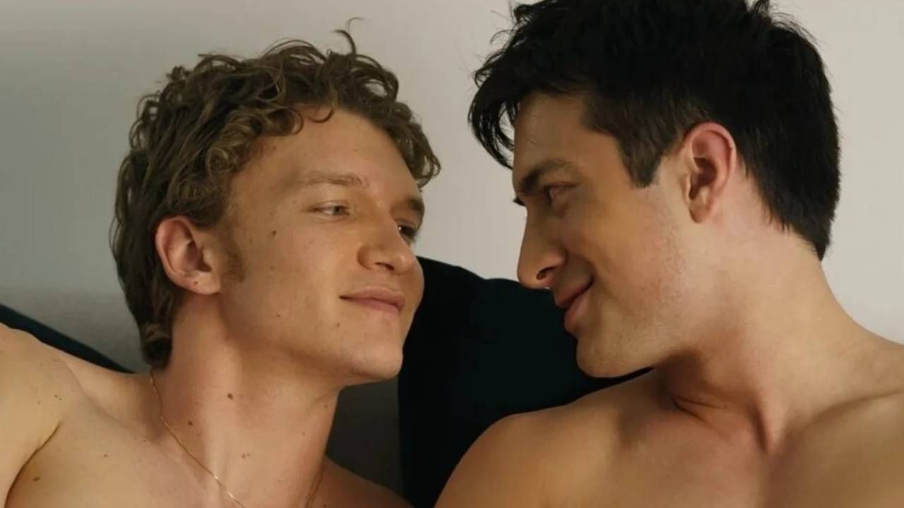 Connor Storrie y Hudson Williams como Ilya Rozanov y Shane Hollander en 'Más que rivales'