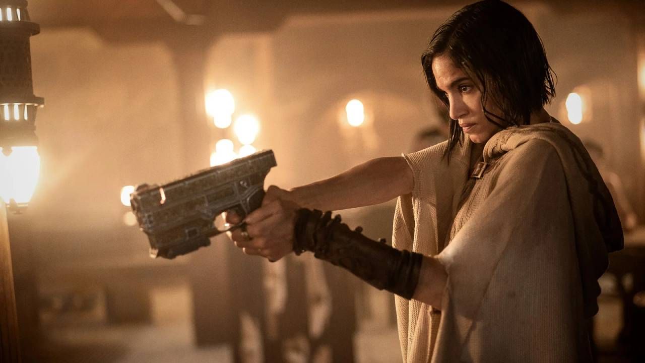 Sofia Boutella como Kora. 