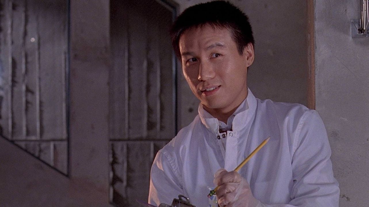Cualquiera que haya trabajado en un laboratorio sabe que el Dr. Wu está comiendo un error en esta escena de 'Parque Jurásico'