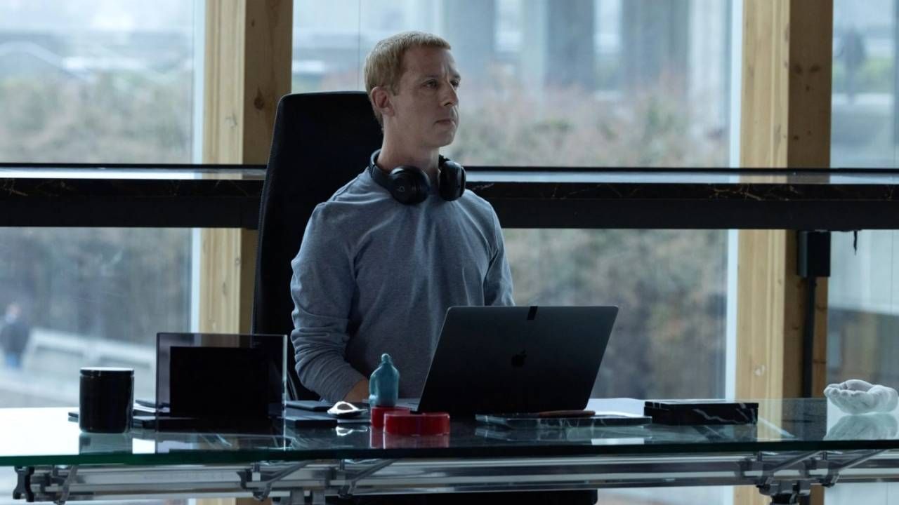 Jeremy Strong como Mark Zuckerberg en 'El precio de la red'
