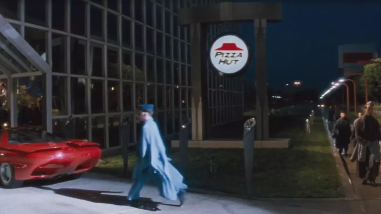 Todos relacionamos ‘Demolition Man’ con Pizza Hut. Sin embargo, fue un cambio rápido: en la versión original es otra cadena de comida rápida Todos relacionamos ‘Demolition Man’ con Pizza Hut. Sin embargo, fue un cambio rápido: en la versión original es otra cadena de comida rápida