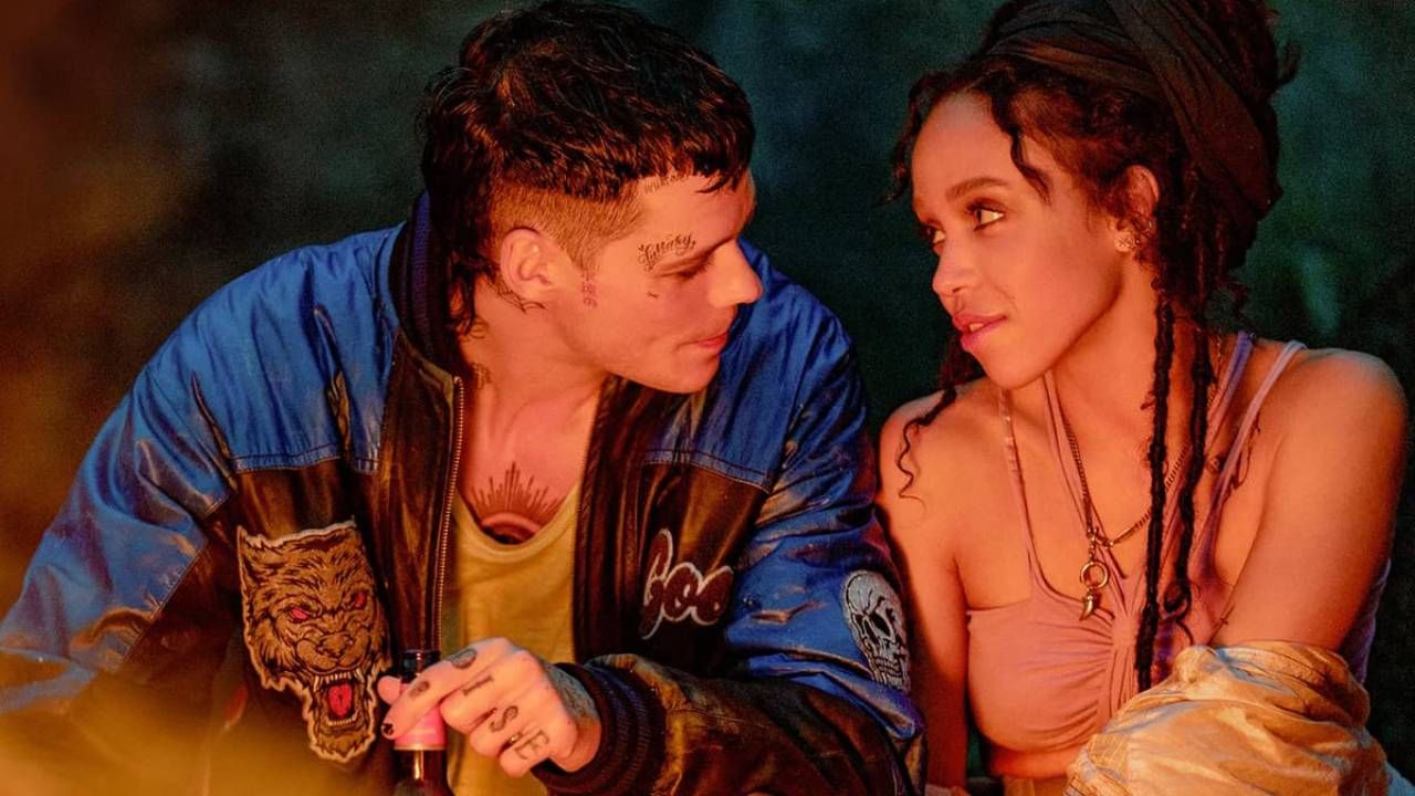 Bill Skarsgård y FKA Twigs en 'El cuervo'