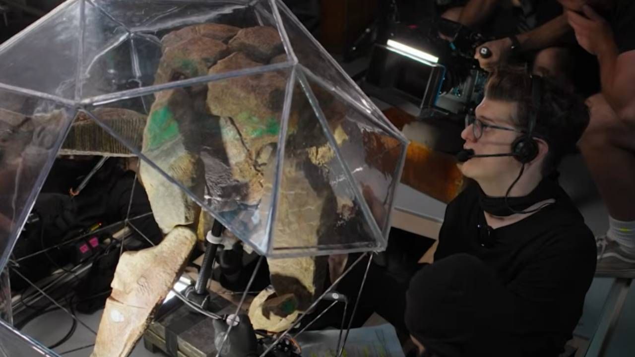 James Ortiz manejando a Rocky en el rodaje de 'Proyecto Salvación'