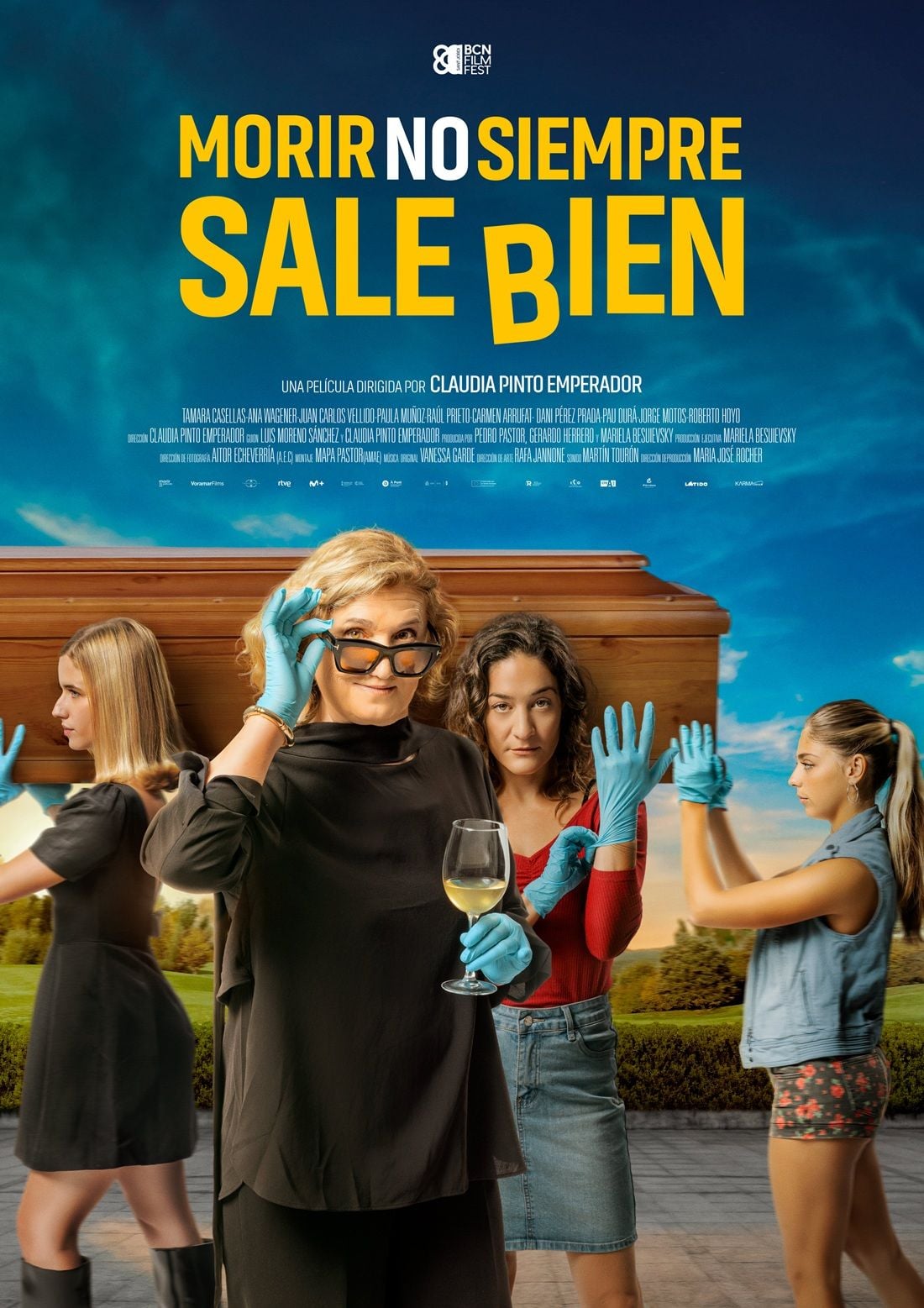 Fotograma de la película Morir no siempre sale bien con Tamara Casellas, Ana Wagener y Juan Carlos Vellido en una escena de comedia negra