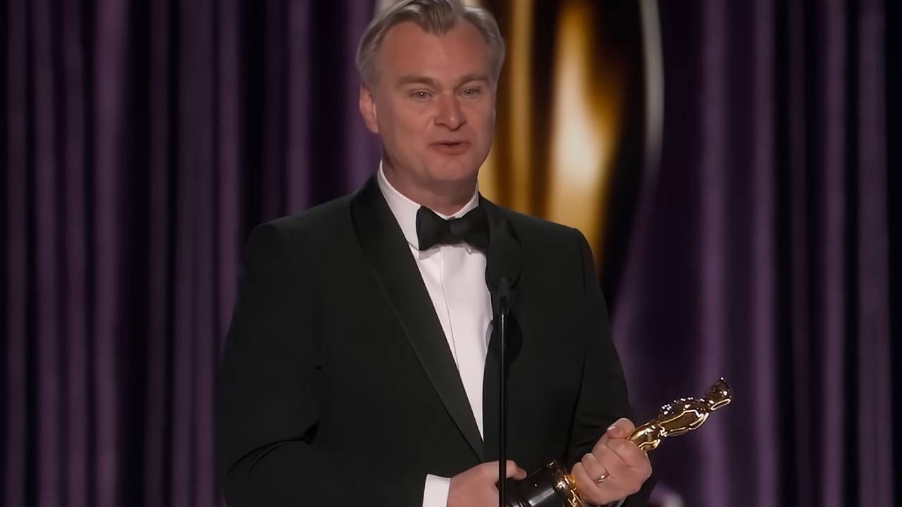 Christopher Nolan recogiendo el Oscar a Mejor director por 'Oppenheimer' en 2024