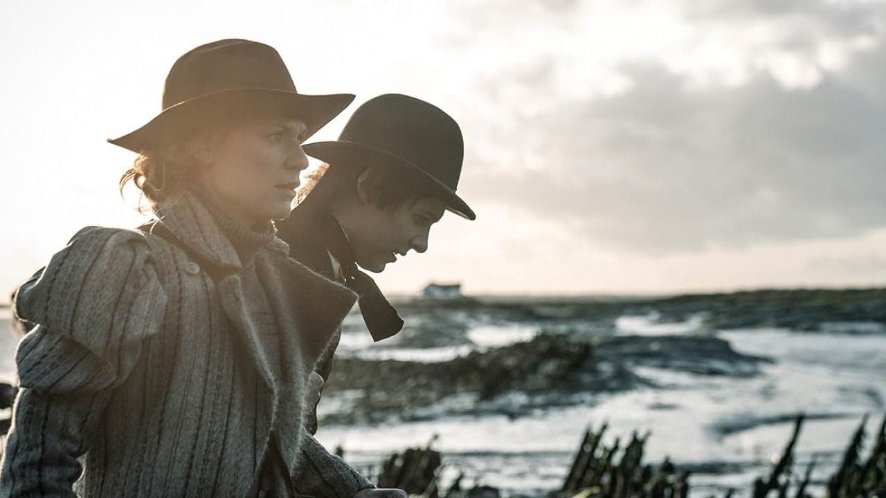 Sólo tiene 6 episodios y es un viaje único hacia el pasado: esta miniserie con Tom Hiddleston te sorprenderá