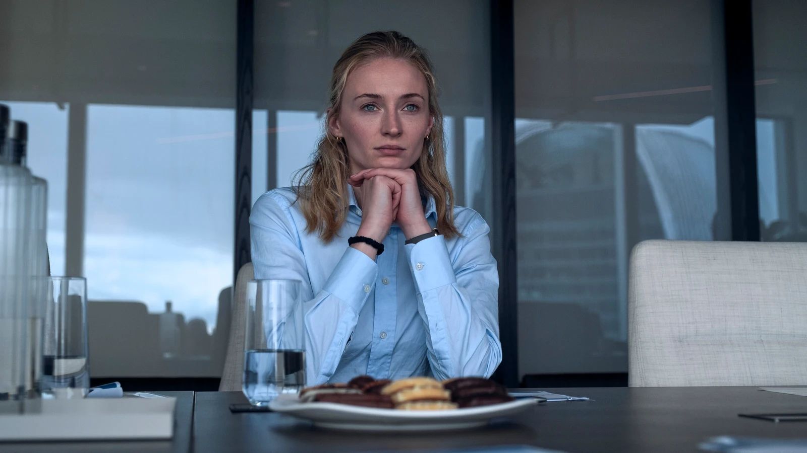 Una oficinista y una banda de ladrones que quiere robar las pensiones: llega a Prime Video un ‘thriller’ con Sophie Turner a tener en cuenta