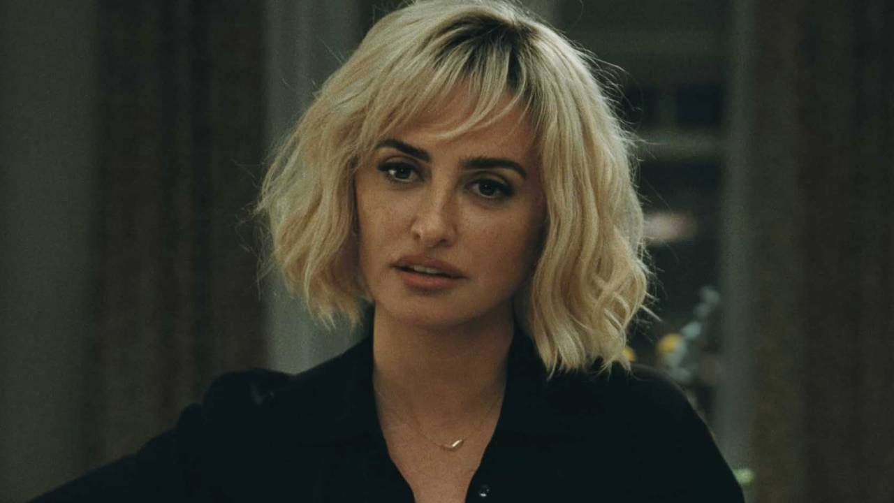 Penélope Cruz y Olivia Wilde en una escena de la comedia 'La Invitación', donde ocurrió un beso improvisado.