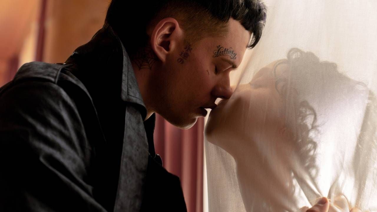 Bill Skarsgård y FKA Twigs en 'El cuervo'