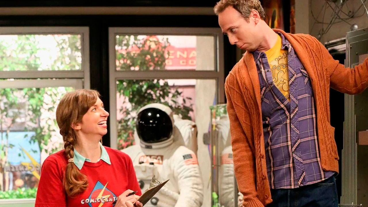 Lauren Lapkus y Kevin Sussman como Denis y Stuart en 'The Big Bang Theory'