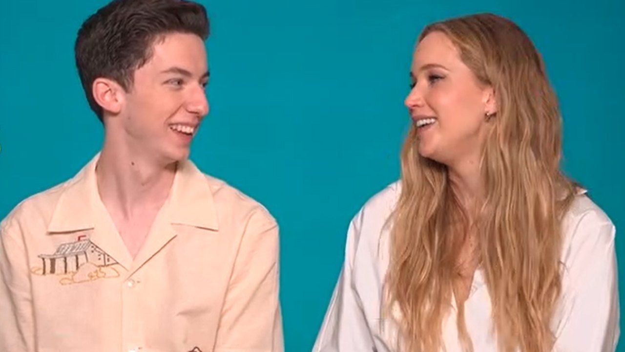 Andrew Barth Feldman y Jennifer Lawrence durante la promoción de 'Sin malos rollos' en Madrid.