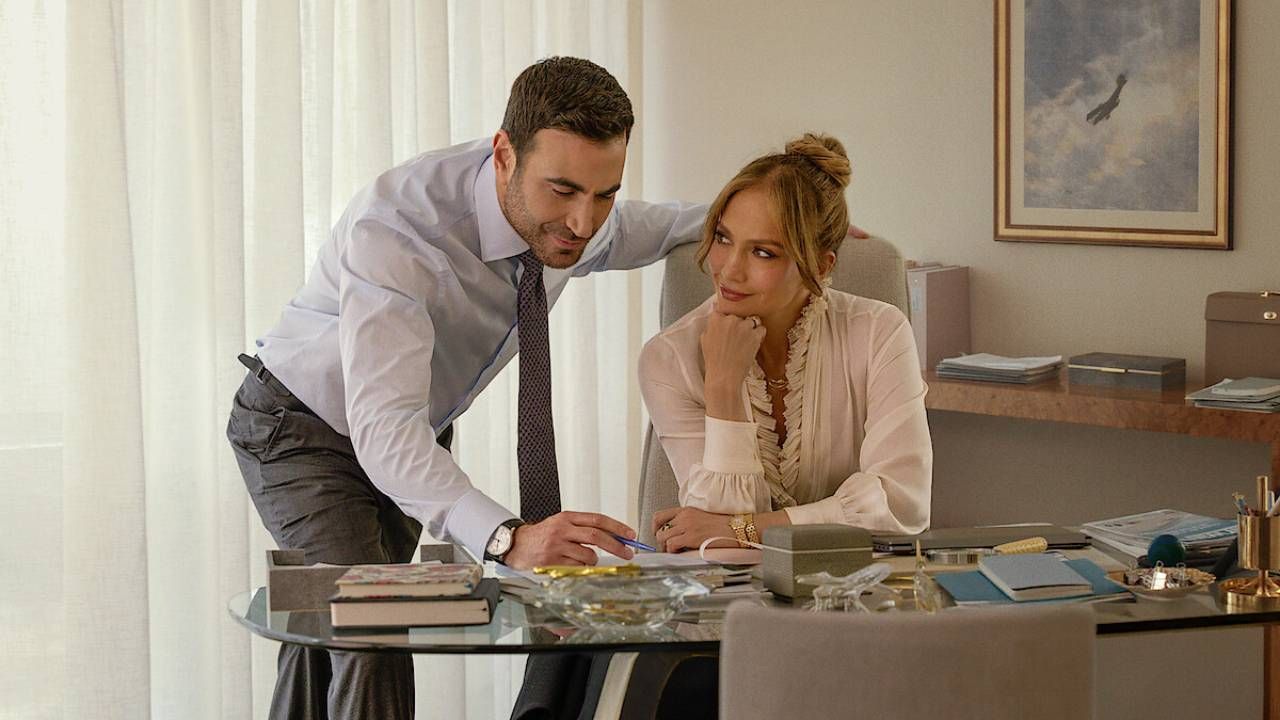 Brett Goldstein y Jennifer Lopez en 'Turbulencia en la oficina'