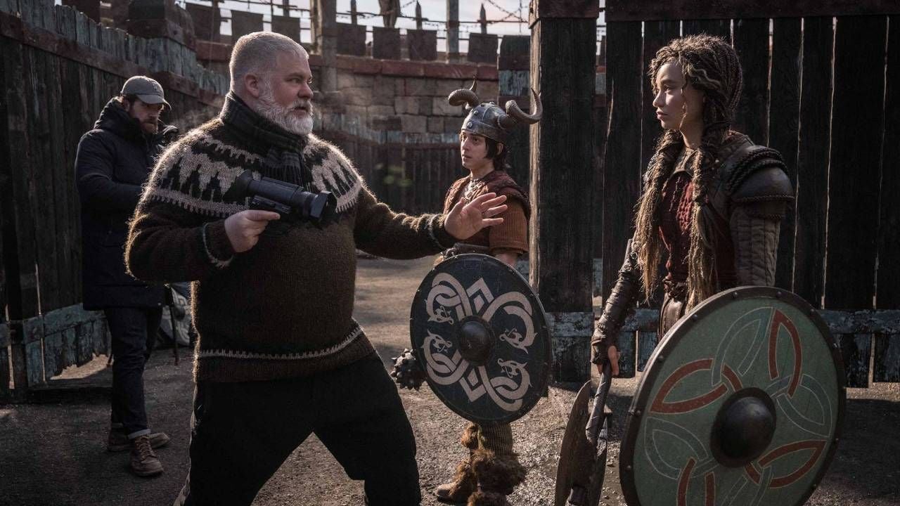 Dean DeBlois junto a Nico Parker durante el rodaje de 'Cómo entrenar a tu dragón'